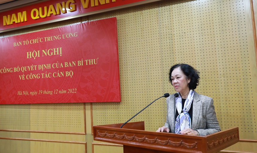 Đồng chí Trương Thị Mai giao nhiệm vụ cho đồng chí Phan Thăng An.