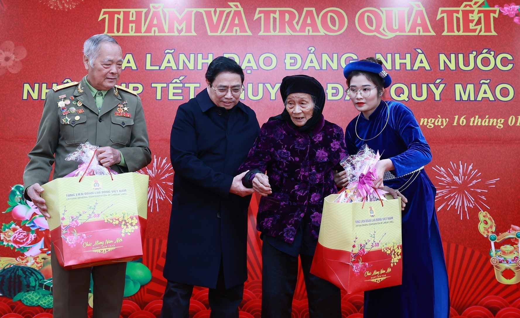Thủ tướng Phạm Minh Chính đến thăm, chúc Tết gia đình chính sách, công nhân, người lao động có hoàn cảnh khó khăn và đồng bào các dân tộc tại thị trấn Tà Lùng, huyện Quảng Hoà (Cao Bằng).