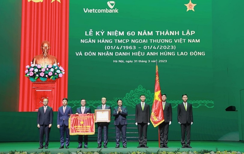 Ngân hàng Vietcombank đón nhân danh hiệu Anh hùng Lao động (tháng 4-2023).