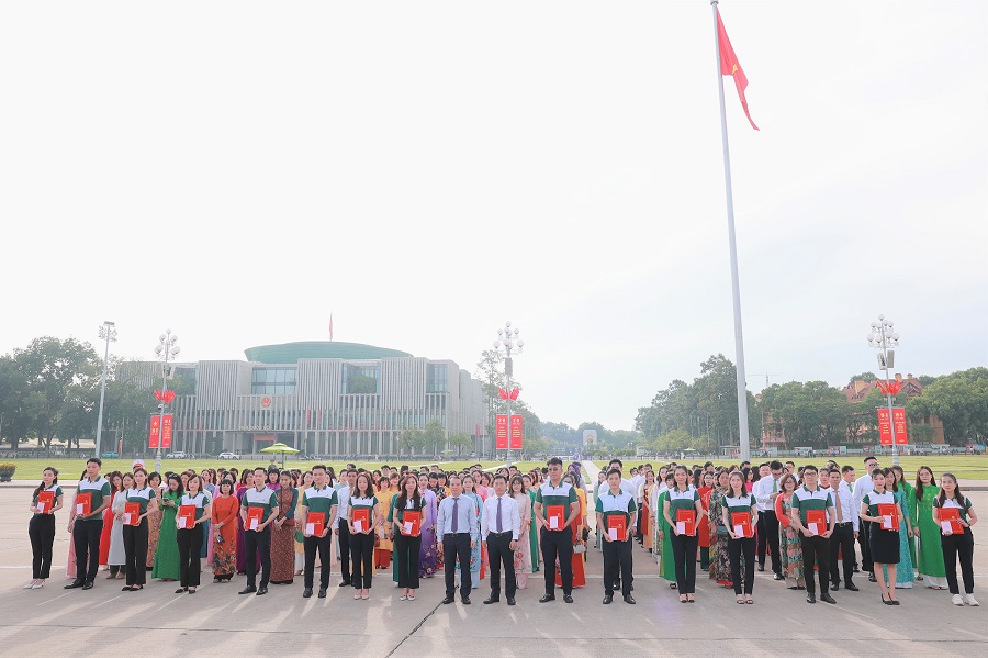 Lễ kết nạp đảng viên mới của Đảng bộ Vietcombank Sở gio dịch được tổ chức long trọng trước Lăng Chủ tịch Hồ Chí Minh.