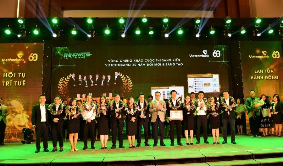 Ban lãnh đạo Vietcombank trao giải thưởng cho các đội đạt giải Cuộc thi Vietcombank: 60 năm Đổi mới và Sáng tạo.