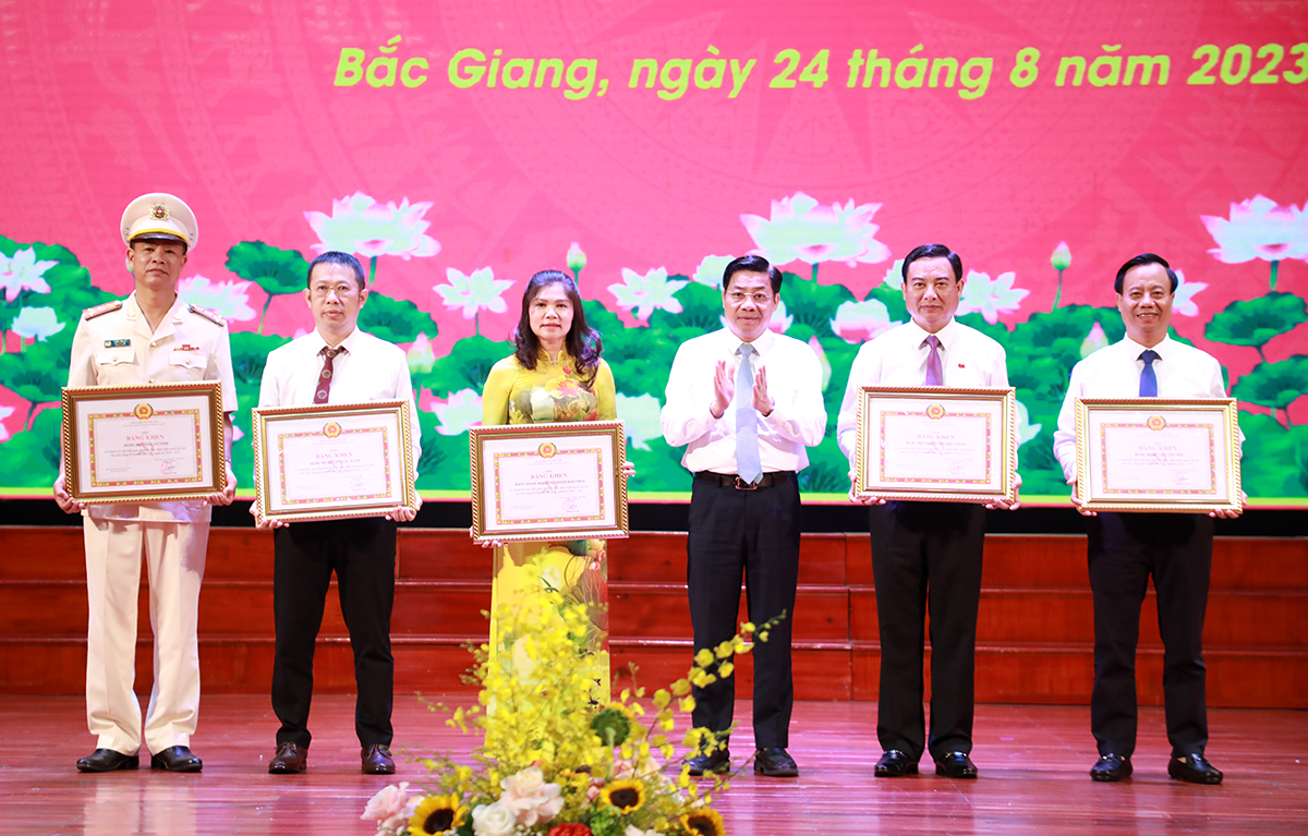 Đồng chí Dương Văn Thái - Bí thư Tỉnh ủy tặng Bằng khen cho 5 tổ chức đảng.