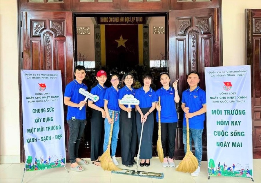 Tham gia quét dọn vệ sinh Đền thờ Liệt sĩ huyện Nhơn Trạch.