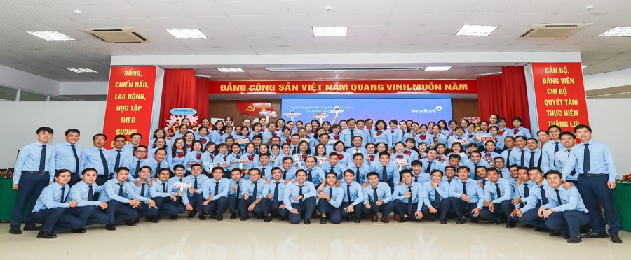 Tập thể cán bộ, nhân viên VietinBank Chi nhánh Đồng Tháp luôn trân quý truyền thống, nhiệt huyết tiếp bước hành trình.