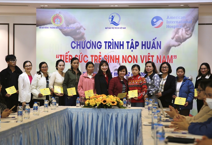 Lãnh đạo Quỹ BTTEVN, Sở LĐTBXH tỉnh Yên Bái, đại diện Bệnh viện Quốc tế Mỹ (AIH) trao quà bằng tiền cho 13 gia đình trẻ sinh non hoàn cảnh đặc biệt, khó khăn