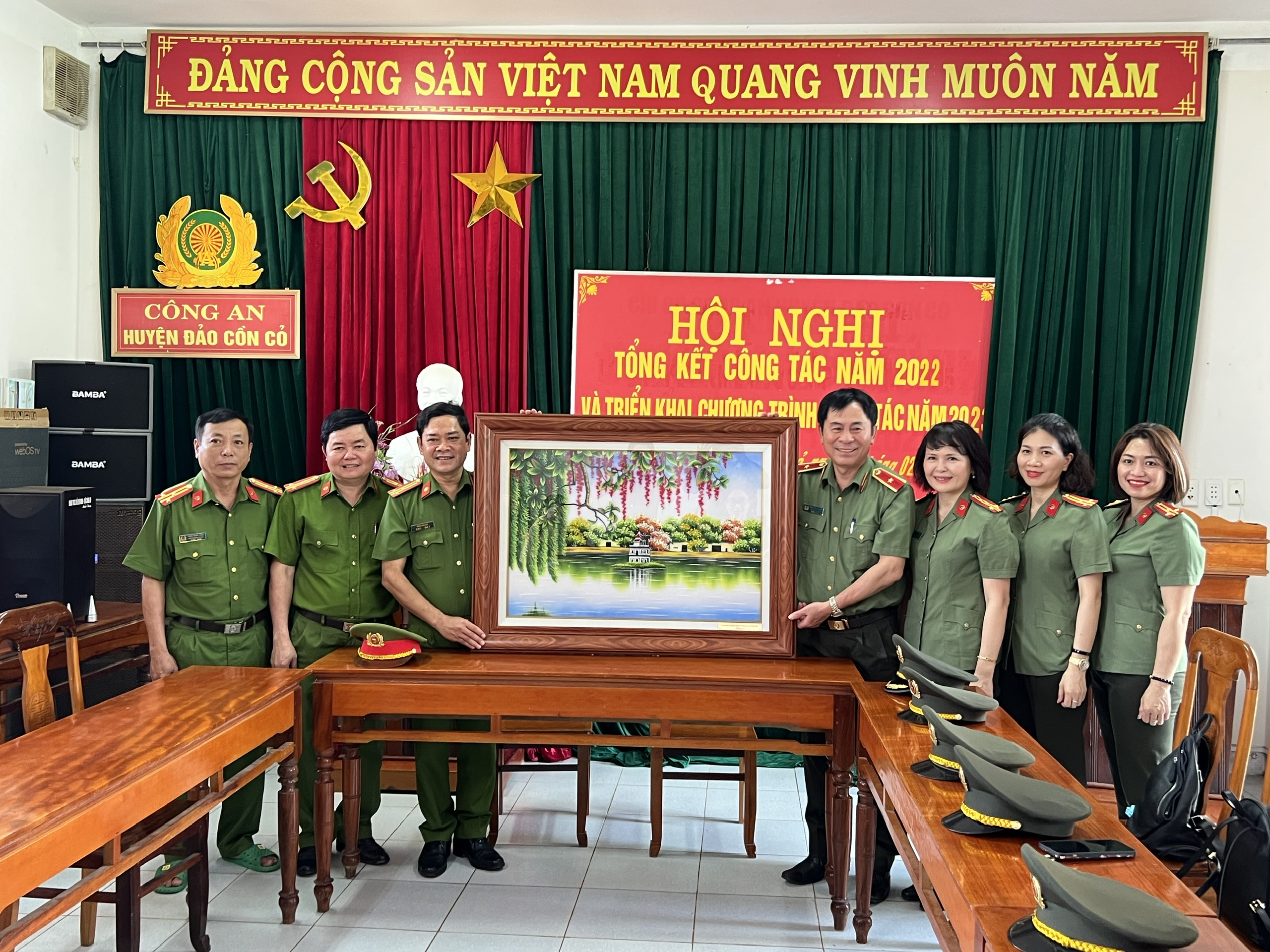 Thiếu tướng Nguyễn Văn Kỷ và cán bộ chiến sĩ Cục Đối ngoại thăm cán bộ, chiến sĩ Công an huyện Cồn Cỏ