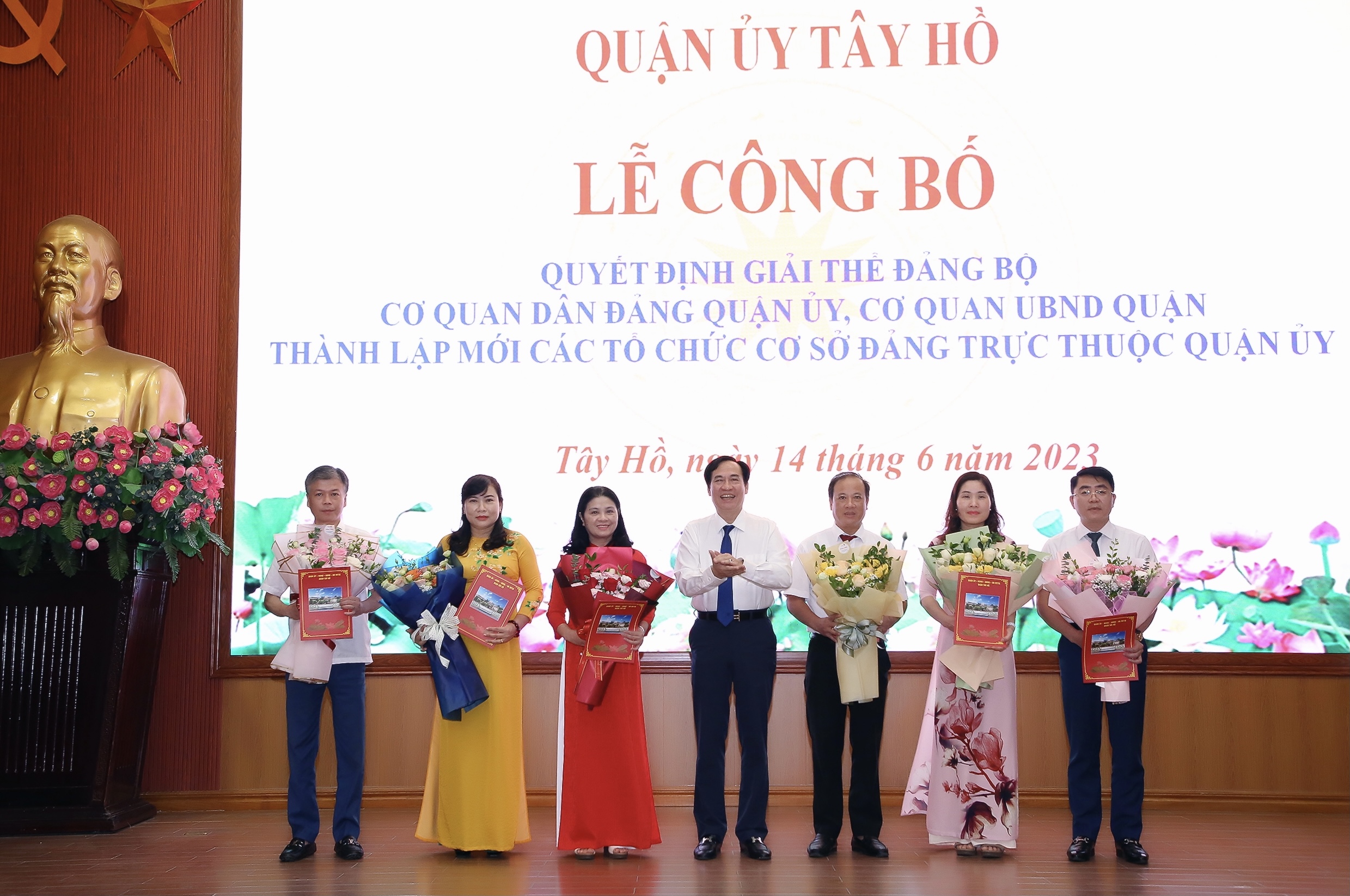 Đồng chí Nguyễn Anh Tuấn, Phó Bí thư Thường trực Quận ủy Tây Hồ trao quyết định và tặng hoa chúc mừng các TCCSĐ mới được thành lập.