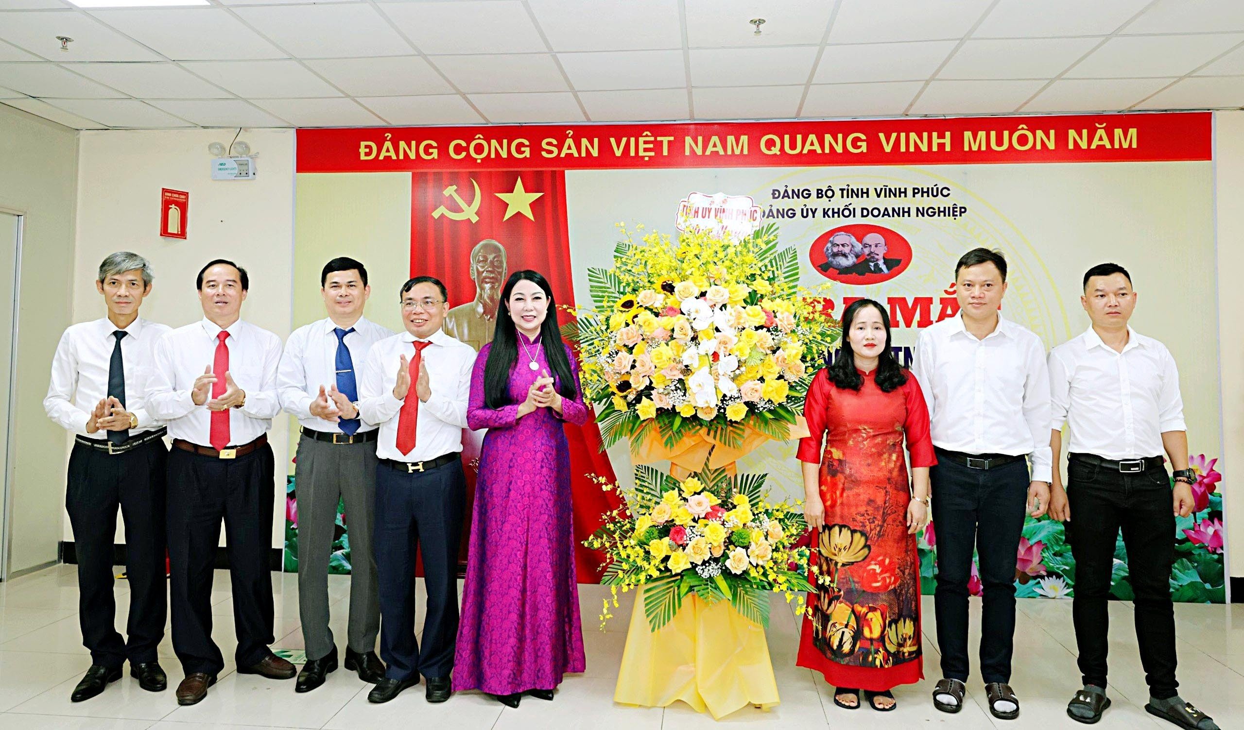 Bí thư Tỉnh ủy Hoàng Thị Thúy Lan tặng hoa chúc mừng Chi bộ cơ sở Công ty TNHH Jahwa Vina. Ảnh: Trà Hương
