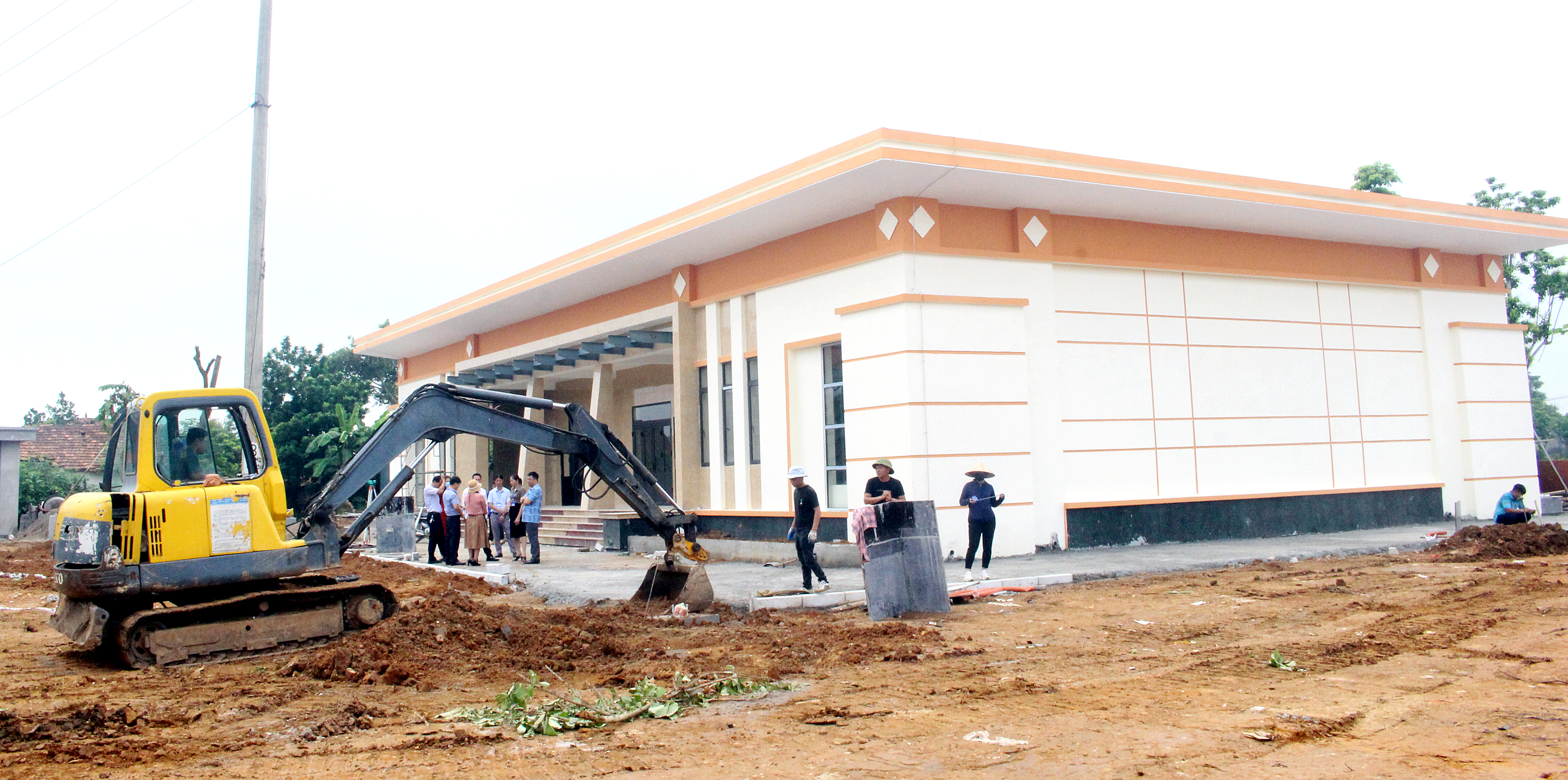 Các hạng mục ở LVHKM tổ dân phố Tam Quang, thị trấn Gia Khánh (Bình Xuyên) đang được nhà thầu gấp rút thi công, đảm bảo thời gian để khánh thành vào dịp kỷ niệm 2-9-2023.