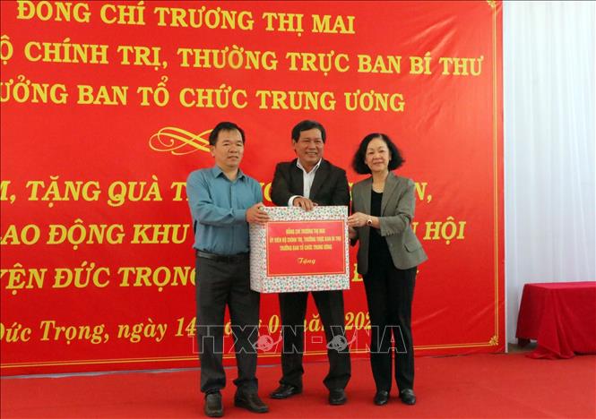 Đồng chí Trương Thị Mai trao quà cho đại diện Khu công nghiệp Phú Hội, tỉnh Lâm Đồng. Ảnh: Quốc Hùng/TTXVN
