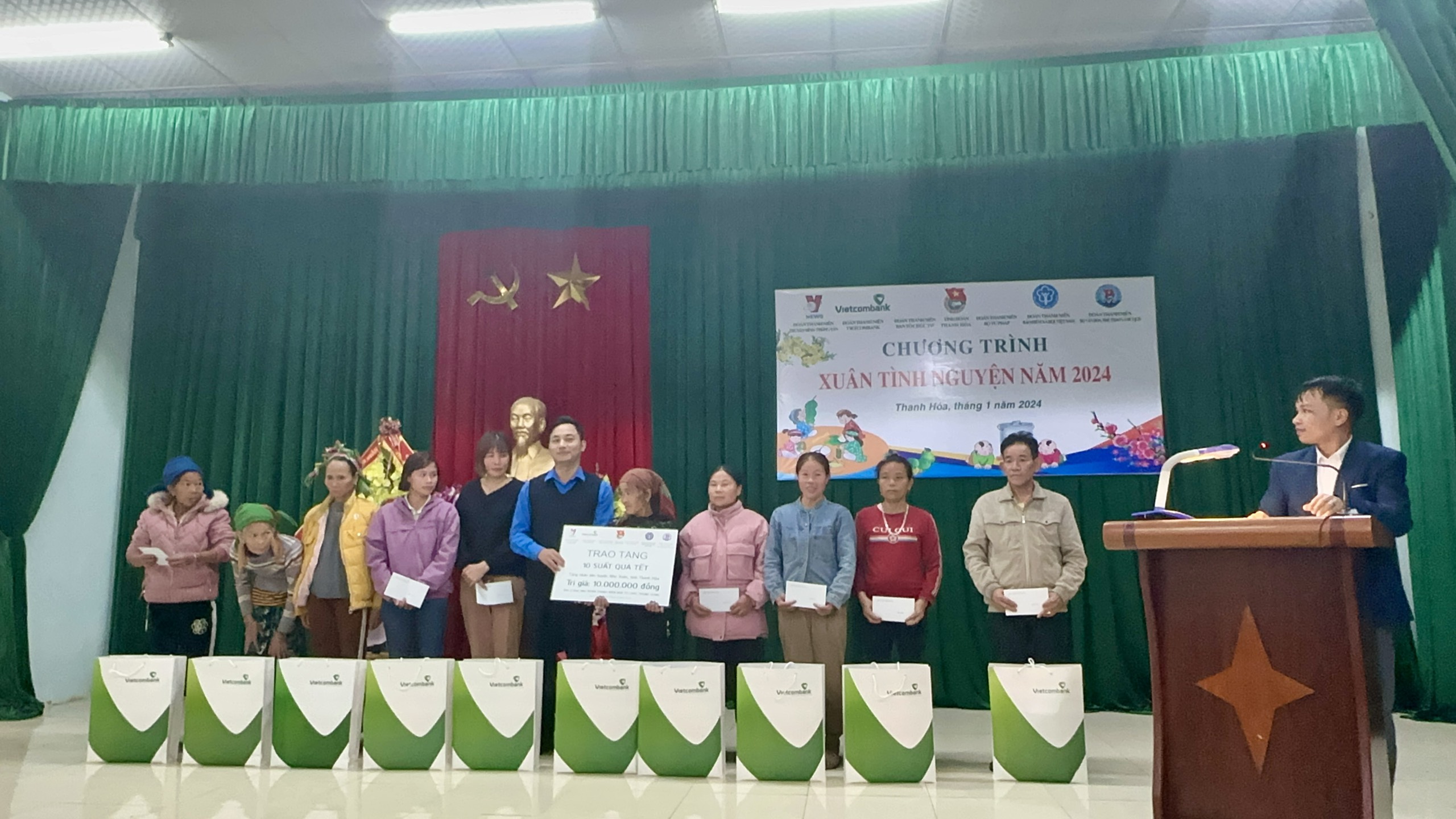 Đoàn Thanh niên cơ quan Ban Tổ chức Trung ương trao tặng 10 phần quà tết cho 10 gia đình có hoàn cảnh khó khăn tại huyện Như Xuân