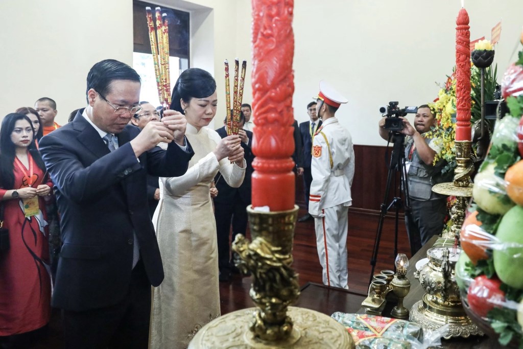 Chủ tịch nước và Phu nhân dâng hương tưởng nhớ Chủ tịch Hồ Chí Minh (Ảnh: Nam Anh).