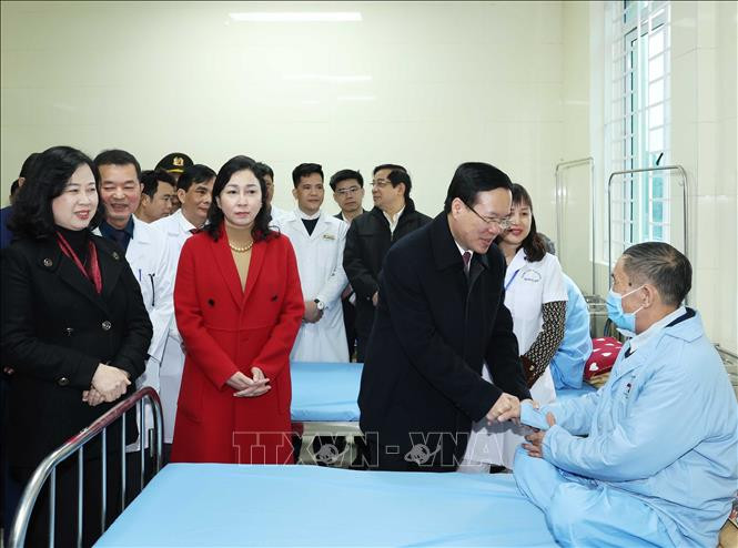Chủ tịch nước Võ Văn Thưởng thăm hỏi bệnh nhân tại Trung tâm Y tế huyện Thanh Liêm. Ảnh: Thống Nhất/TTXVN.
