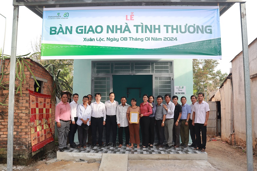Đại diện Vietcombank cùng chính quyền địa phương bàn giao nhà tình thương cho hộ nghèo tại tỉnh Đồng Nai.
