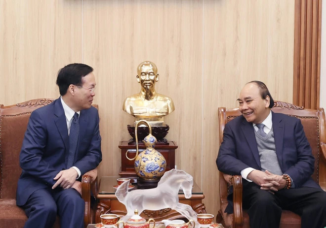 Chủ tịch nước Võ Văn Thưởng đến thăm, chúc Tết nguyên Chủ tịch nước Nguyễn Xuân Phúc. (Ảnh: Thống Nhất/ TTXVN).