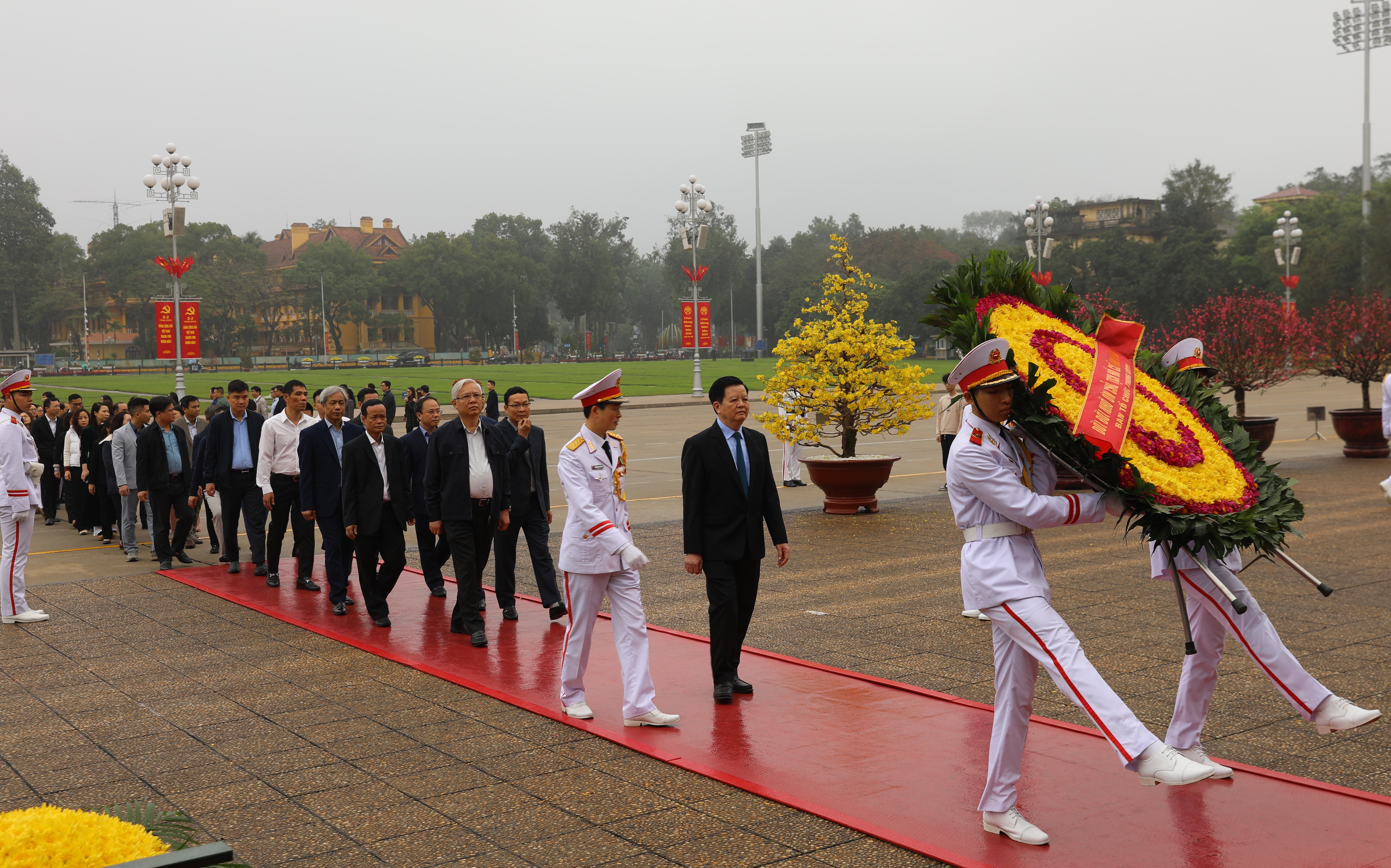 Các đồng chí Lãnh đạo Ban, cán bộ, công chức, người lao động trong Ban vào Lăng viếng Chủ tịch Hồ Chí Minh.