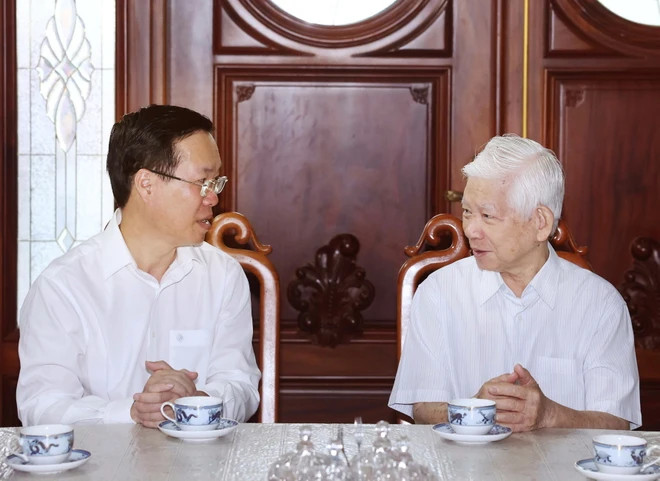 Chủ tịch nước Võ Văn Thưởng đến thăm, chúc Tết nguyên Chủ tịch nước Nguyễn Minh Triết. (Ảnh: Thống Nhất/TTXVN).
