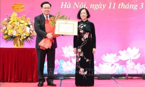 Trao Huy hiệu 40 năm tuổi đảng tặng Chủ tịch Quốc hội Vương Đình Huệ