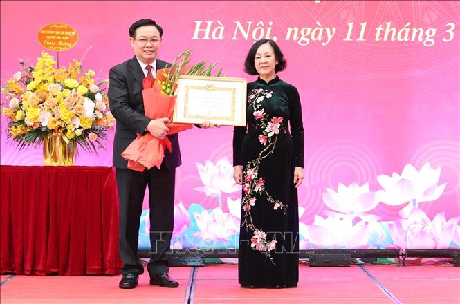 Đồng chí Trương Thị Mai, Ủy viên Bộ Chính trị, Thường trực Ban Bí thư, Trưởng Ban Tổ chức Trung ương trao Huy hiệu 40 năm tuổi Đảng tặng đồng chí Vương Đình Huệ.