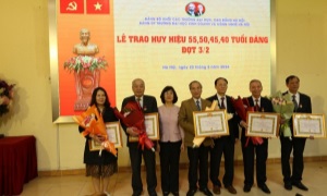 Đảng ủy Trường Đại học Kinh doanh và Công nghệ Hà Nội trao Huy hiệu 55, 50, 45, 40 năm tuổi đảng