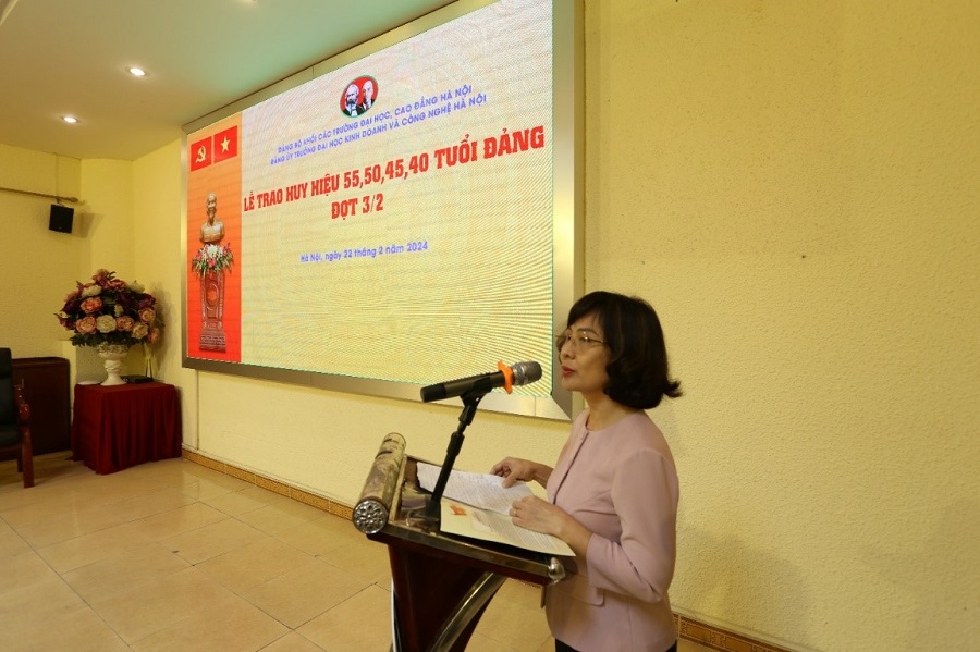 Đồng chí Nguyễn Tố Quyên chúc mừng các đảng viên nhận Huy hiệu tại buổi lễ.