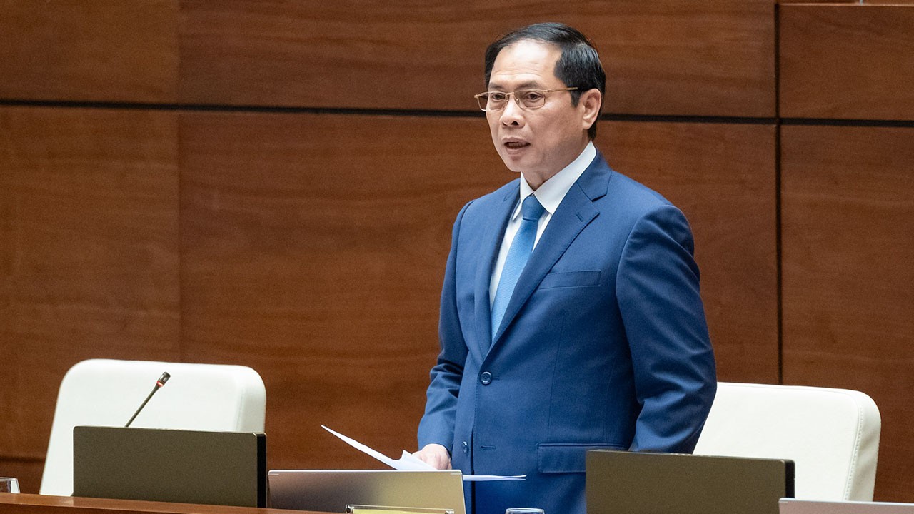 Bộ trưởng Bộ Ngoại giao Bùi Thanh Sơn trả lời chất vấn của đại biểu Quốc hội.