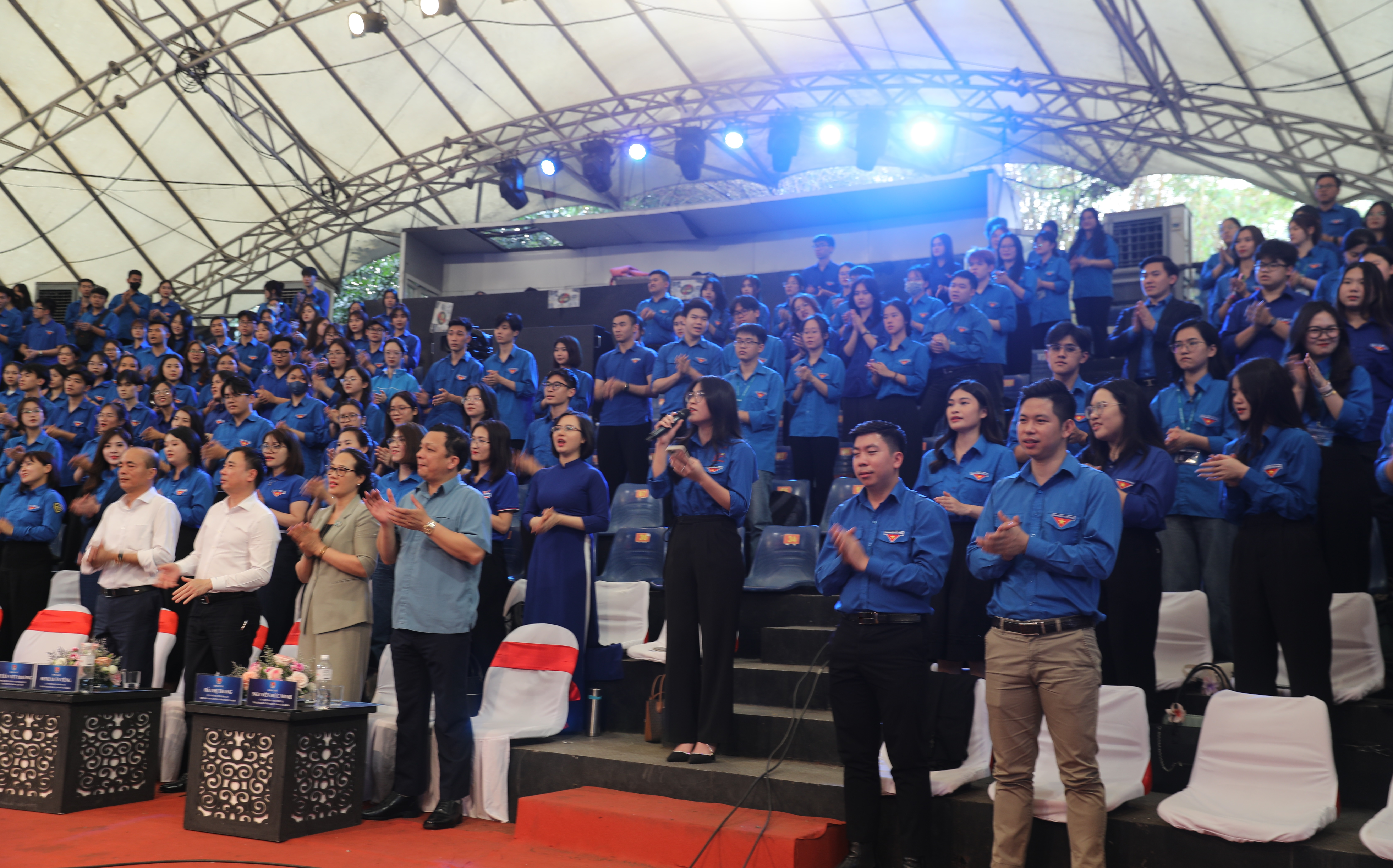 Các đại biểu cùng hát vang những lời ca về Đoàn TNCS Hồ Chí Minh tại cuộc đối thoại.