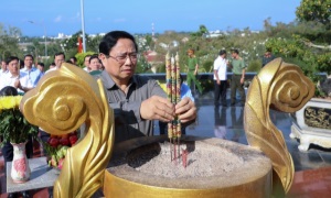 Thủ tướng kiểm tra công trình xây dựng tượng đài Chủ tịch Hồ Chí Minh và viếng Nghĩa trang Liệt sĩ tại Phú Quốc