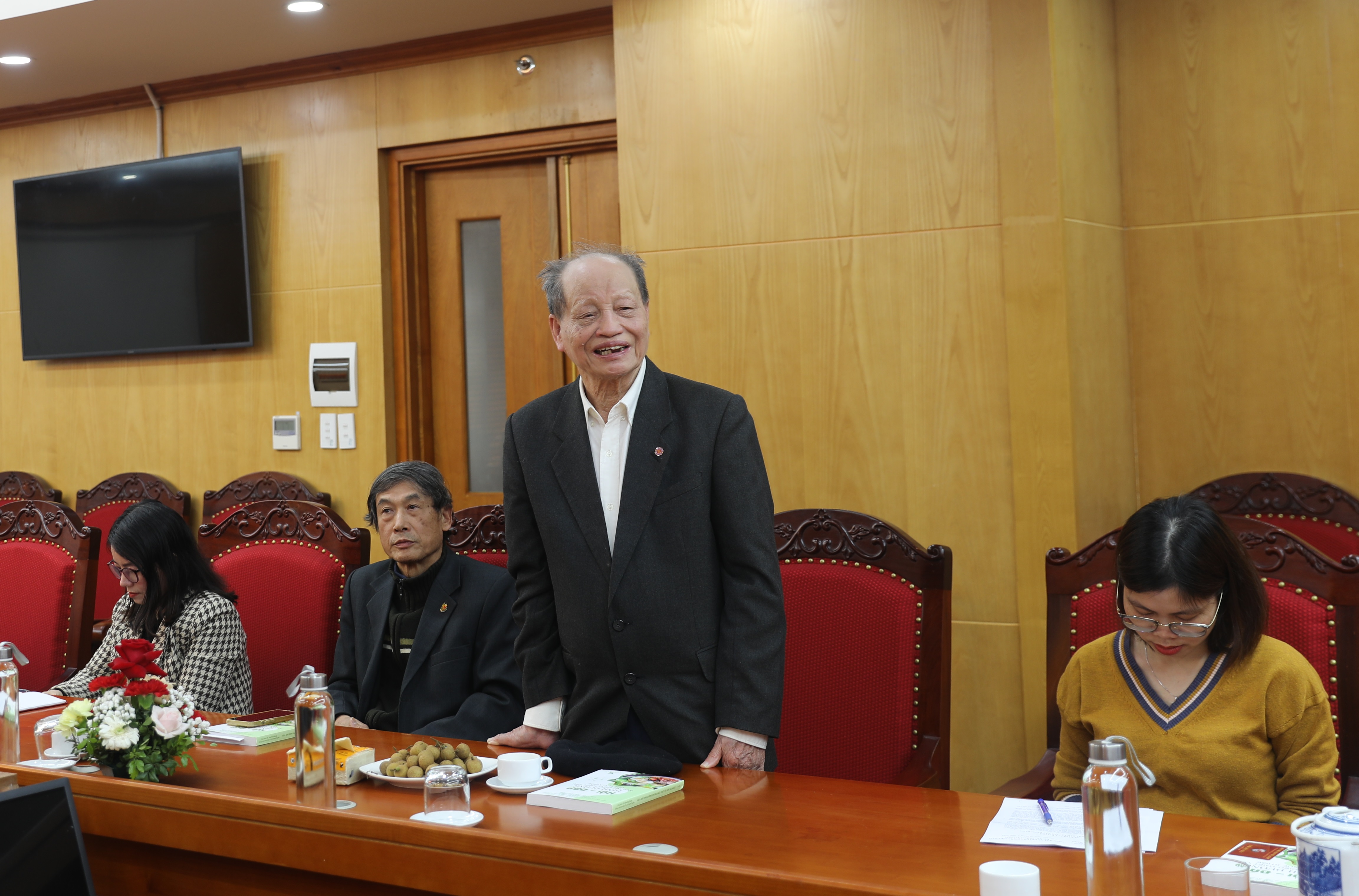 Đ/c Nguyễn Văn Bình, nguyên Tổng Biên tập Tạp chí Xây dựng Đảng phát biểu ý kiến tại Đại hội.