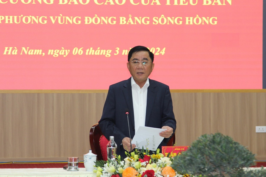 Đồng chí Trần Cẩm Tú, Ủy viên Bộ Chính trị, Bí thư Trung ương Đảng, Chủ nhiệm Uỷ ban Kiểm tra Trung ương phát biểu tại Hội nghị.