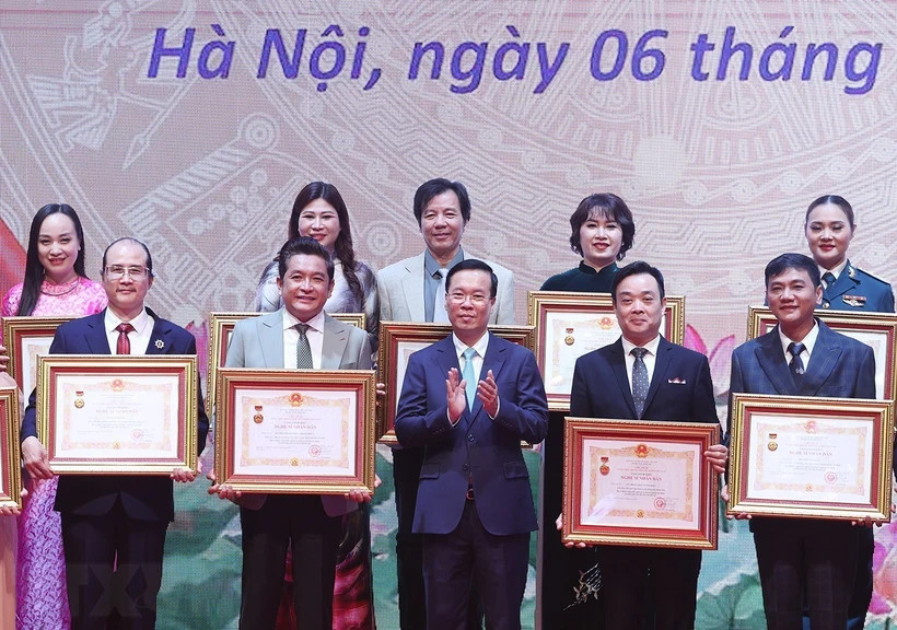Chủ tịch nước Võ Văn Thưởng trao tặng danh hiệu Nghệ sỹ Nhân dân cho các nghệ sỹ. (Ảnh: Thống Nhất/TTXVN).