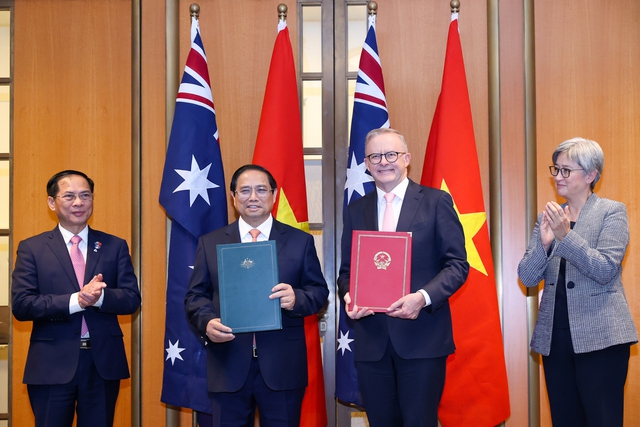 Thủ tướng Phạm Minh Chính và Thủ tướng Ốt-xtrây-li-a Anthony Albanese trao đổi tuyên bố về việc nâng cấp quan hệ hai nước lên Đối tác Chiến lược toàn diện. Ảnh: VGP/Nhật Bắc.