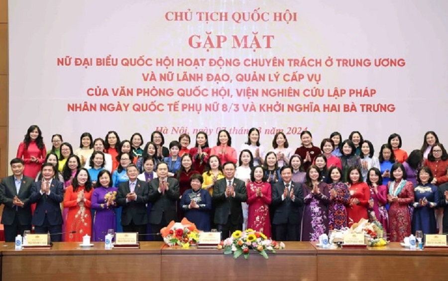 Chủ tịch Quốc hội Vương Đình Huệ và các Phó Chủ tịch Quốc hội với các nữ đại biểu. Ảnh: Nhan Sáng/TTXVN.