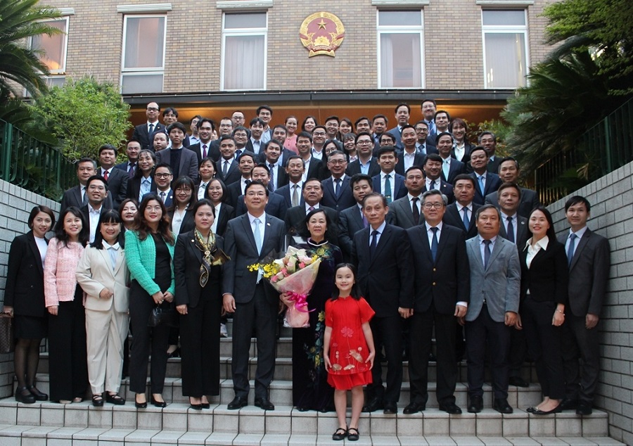 Đồng chíTrương Thị Mai gặp gỡ cán bộ Đại sứ quán Việt Nam, cộng đồng Việt Nam tại Nhật Bản.