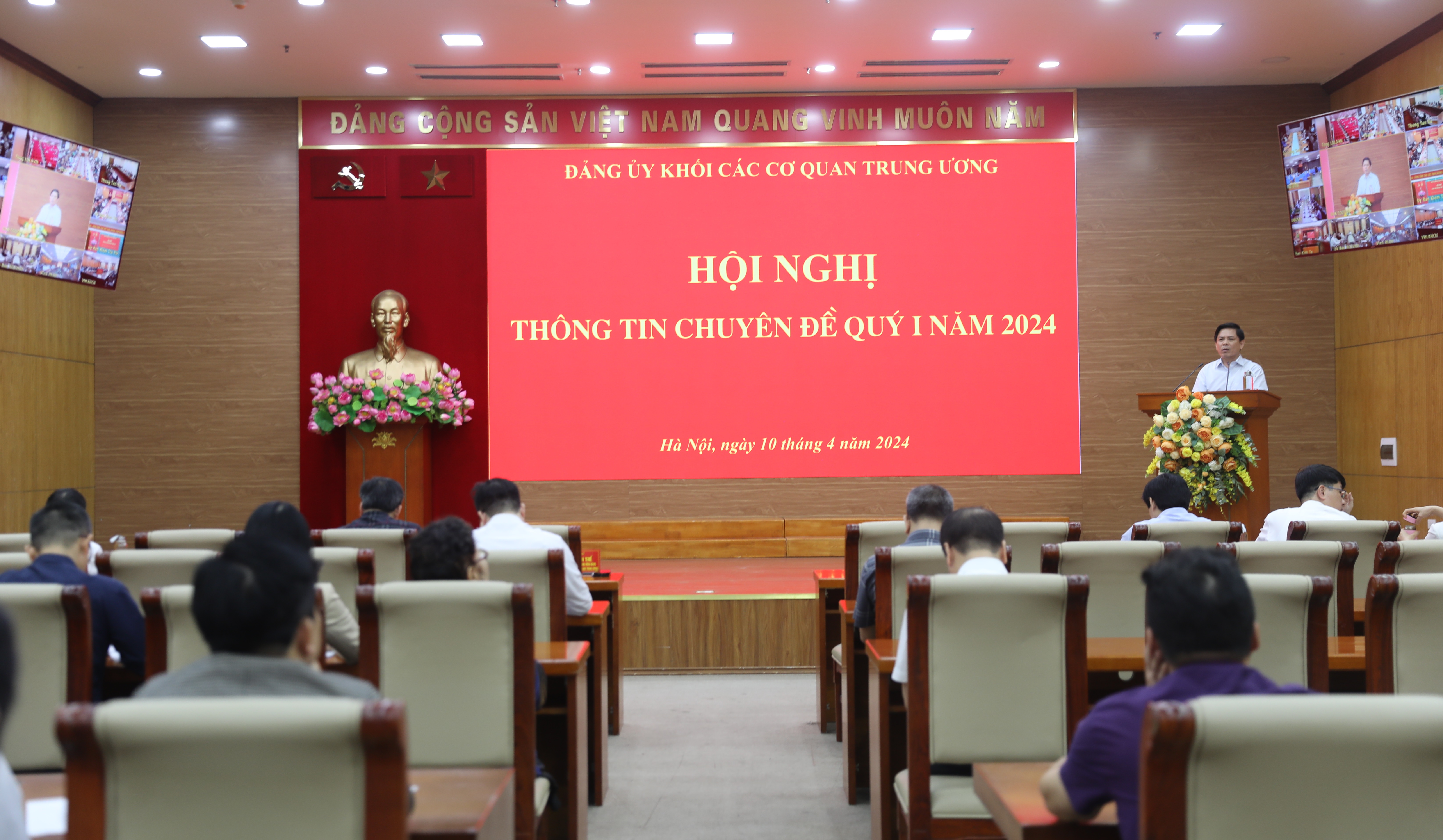 Bí thư Đảng ủy Khối Nguyễn Văn Thể phát biểu ý kiến kết luận tại Hội nghị.