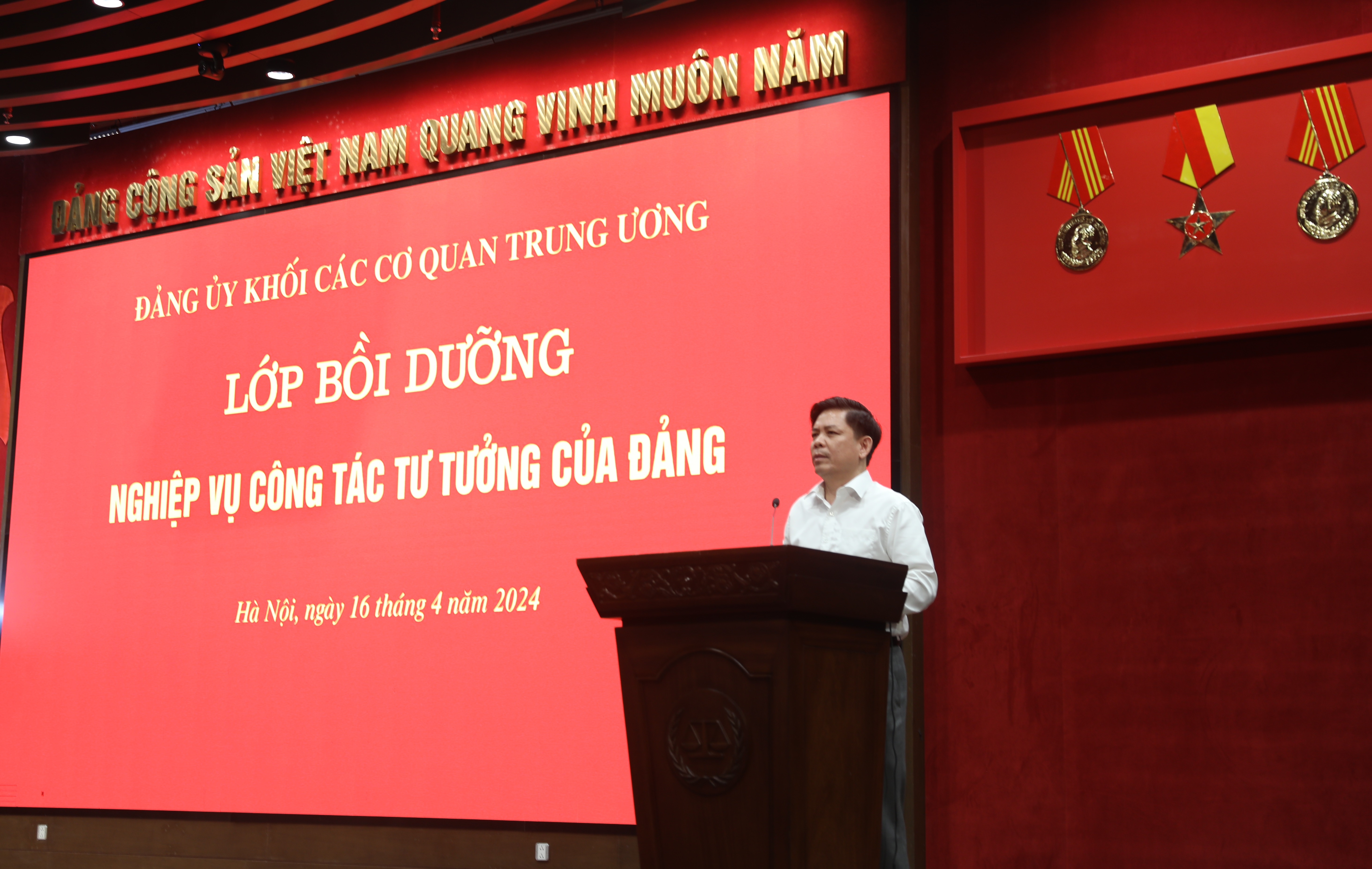 Bí thư Đảng ủy Khối Nguyễn Văn Thể phát biểu khai giảng lớp bồi dưỡng.