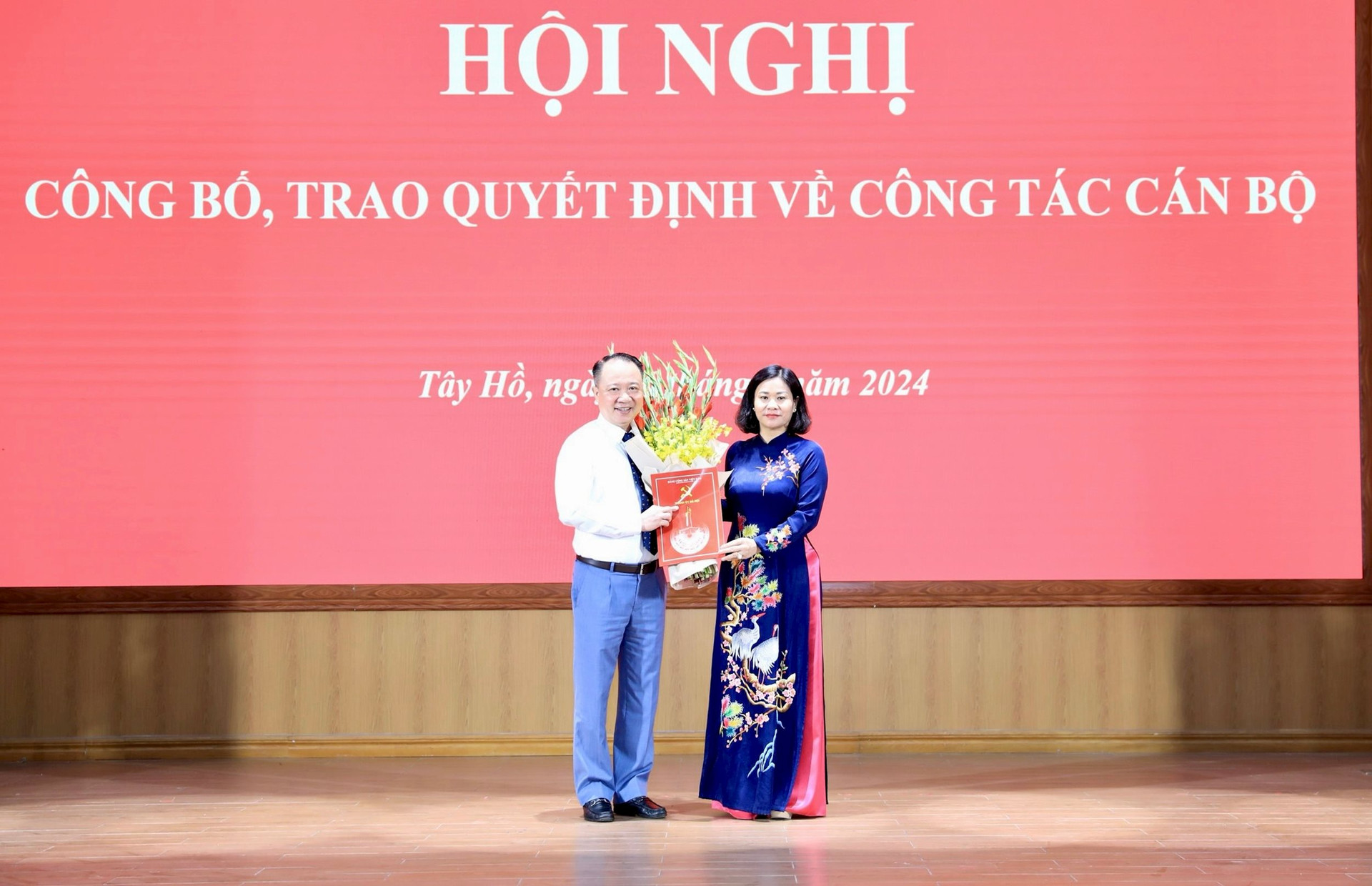 Phó Bí thư Thường trực Thành ủy Nguyễn Thị Tuyến trao quyết định chuẩn y tân Phó Bí thư Quận ủy Tây Hồ