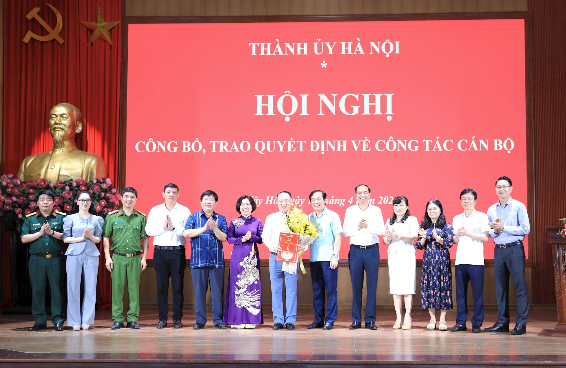 Các đồng chí Ủy viên Ban Thường vụ Quận ủy tặng hoa chúc mừng đồng chí Nguyễn Lê Hoàng