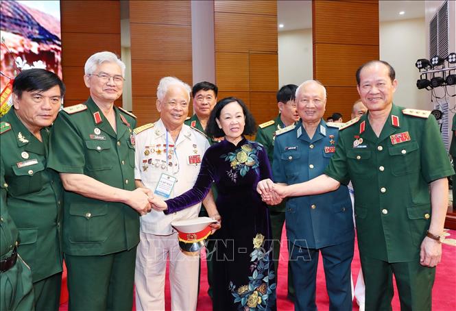 Thường trực Ban Bí thư, Trưởng Ban Tổ chức Trung ương Trương Thị Mai và các đại biểu tại buổi gặp mặt.