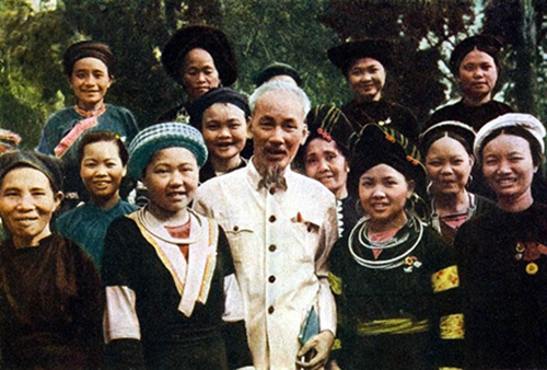 Bác Hồ và phụ nữ các dân tộc thiểu số Việt Bắc. Ảnh tư liệu