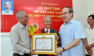 Thành ủy TPHCM trao Huy hiệu 70 năm tuổi Đảng cho 3 đảng viên