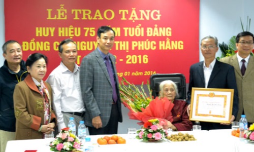 Đảng bộ Hà Nội trao Huy hiệu Đảng cho các đảng viên lão thành