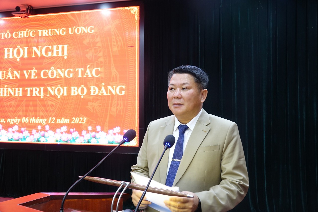 Đồng chí Lò Minh Hùng Phó Bí thư Thường trực Tỉnh ủy Sơn La trao đổi tại Hội nghị.