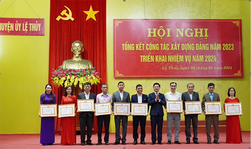 Huyện ủy Lệ Thủy khen thưởng đơn vị hoàn thành xuất sắc nhiệm vụ năm 2023.