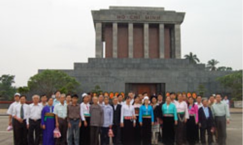 Một năm tiếp tục đẩy mạnh việc học tập và làm theo tấm gương đạo đức Hồ Chí Minh ở Hoà Bình