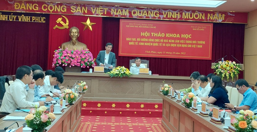 PGS, TS. Vũ Thanh Sơn, Cục trưởng Cục Đào tạo, bồi dưỡng cán bộ, Ban Tổ chức Trung ương phát biểu tại Hội thảo.