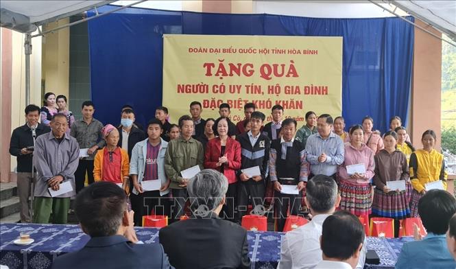 Trưởng Ban Tổ chức Trung ương Trương Thị Mai tặng quà cho người có uy tín trên địa bàn huyện Mai Châu, Hoà Bình.