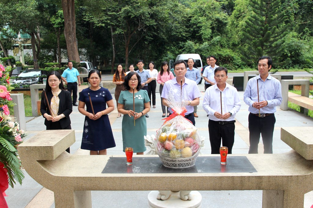 Một số hình ảnh Vụ Địa phương III và Ban Tổ chức Tỉnh ủy Tây Ninh dâng hương tại nơi làm việc Ban Tổ chức Trung ương Cục miền Nam (Ảnh: HH)