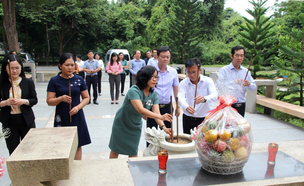 Một số hình ảnh Vụ Địa phương III và Ban Tổ chức Tỉnh ủy Tây Ninh dâng hương tại nơi làm việc Ban Tổ chức Trung ương Cục miền Nam (Ảnh: HH)