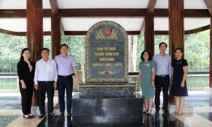 Vụ Địa phương III (Ban Tổ chức Trung ương) và Ban Tổ chức Tỉnh ủy Tây Ninh dâng hương tại nơi làm việc Ban Tổ chức Trung ương Cục miền Nam